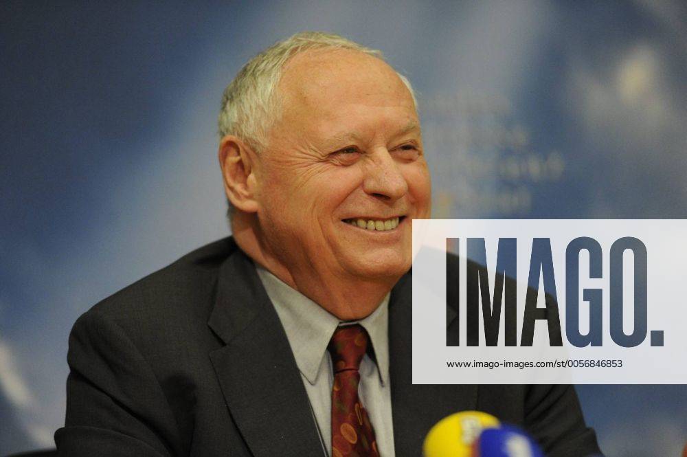 Oskar Lafontaine (Linke) tritt am Montag (9.1.2012) in Saarbrücken im