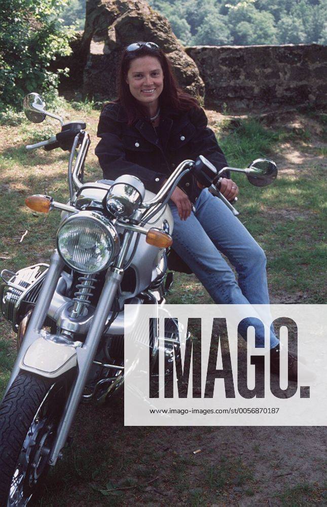 Stefanie Tücking mit BMW Cruiser 1200 in auto motor und sport tv (VOX