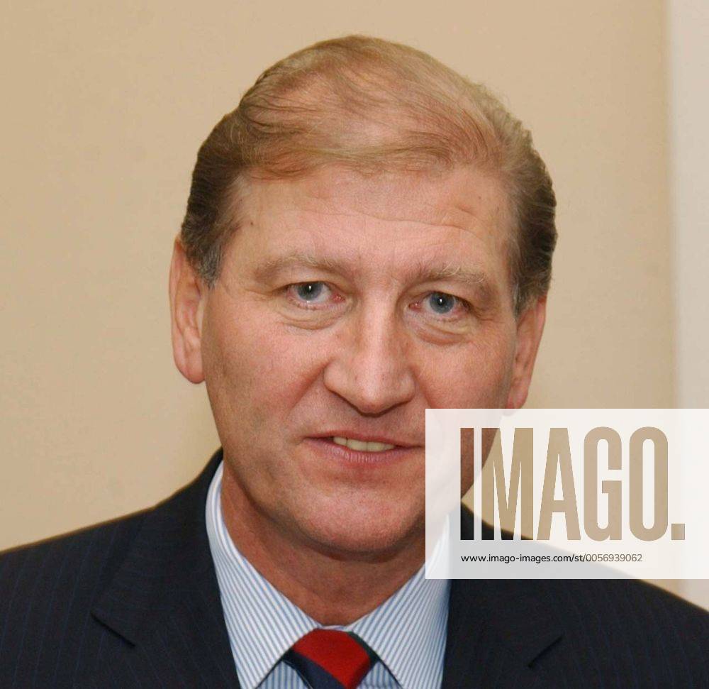 Dr. Hans-Henning Wiegmann (Vorstand Dr. Oetker ) 07 03 hör Mann ...