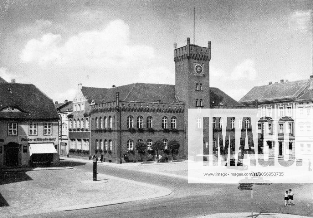 Neustettin (Pommern), Rathaus mit Marktplatz (historische Ansicht) 02
