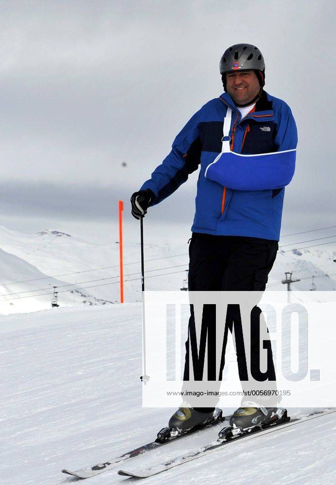 (120127) DAVOS, Jan. 27, 2012 (Xinhua) A skier with a broken arm