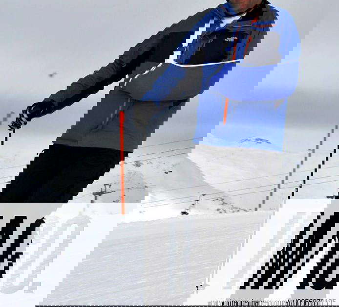 (120127) DAVOS, Jan. 27, 2012 (Xinhua) A skier with a broken arm