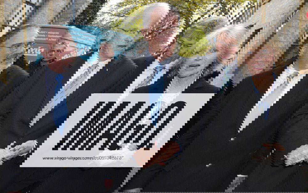 Jürgen Rüttgers (2.v.li., NRW-Ministerpräsident) 04 10 thg v.li ...