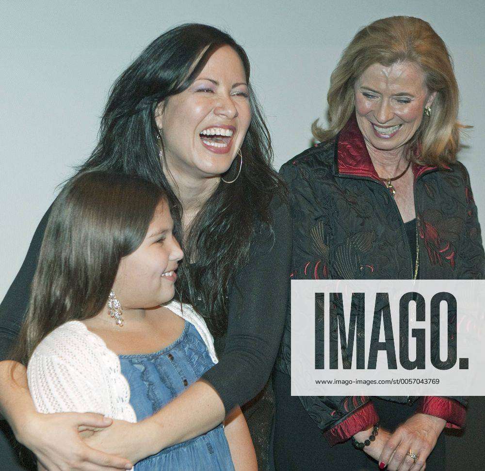 Bruce Lee S Widow Linda Lee Cadwell Watches As Shannon Lee Hugs Her  Daughter Wren During