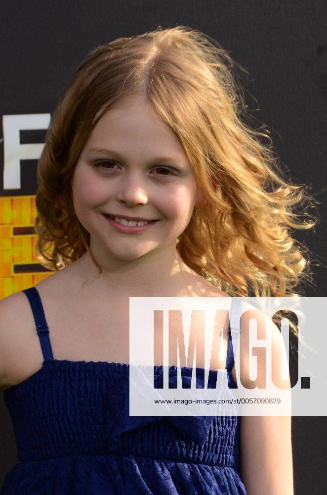 Emily Alyn Lind 2012 Cartoon Network Hall Of Game Awards At Barker Hangar Santa Monica Xuk