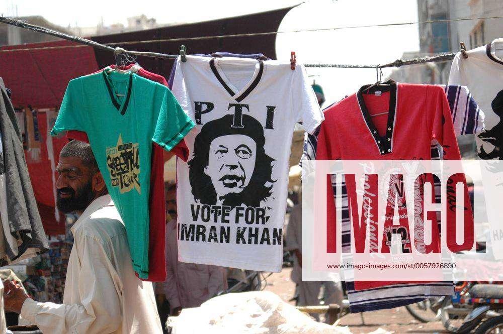 Imran Khan auf einem T-Shirt in Che-Guevara-Manier einem Markt in Karachi Pakistan