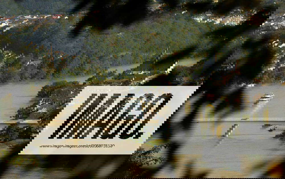 Niederwerth am Rhein (rechts im Bild), die Insel mit der Stadt