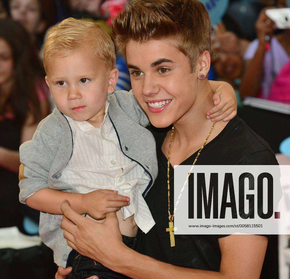 Justin Bieber Hits MuchMusic Video Awards Red Carpet With Baby Brother Jaxon