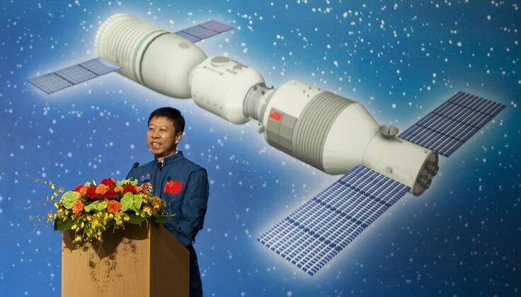 HONG KONG, Aug. 10, 2012 Shenzhou-9 astronaut Liu Wang shakes hands ...