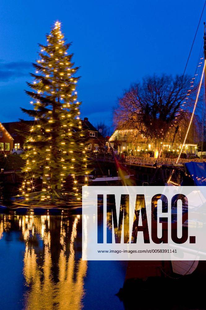 Schwimmender Weihnachtsbaum im Hafen, Deutschland, Niedersachsen