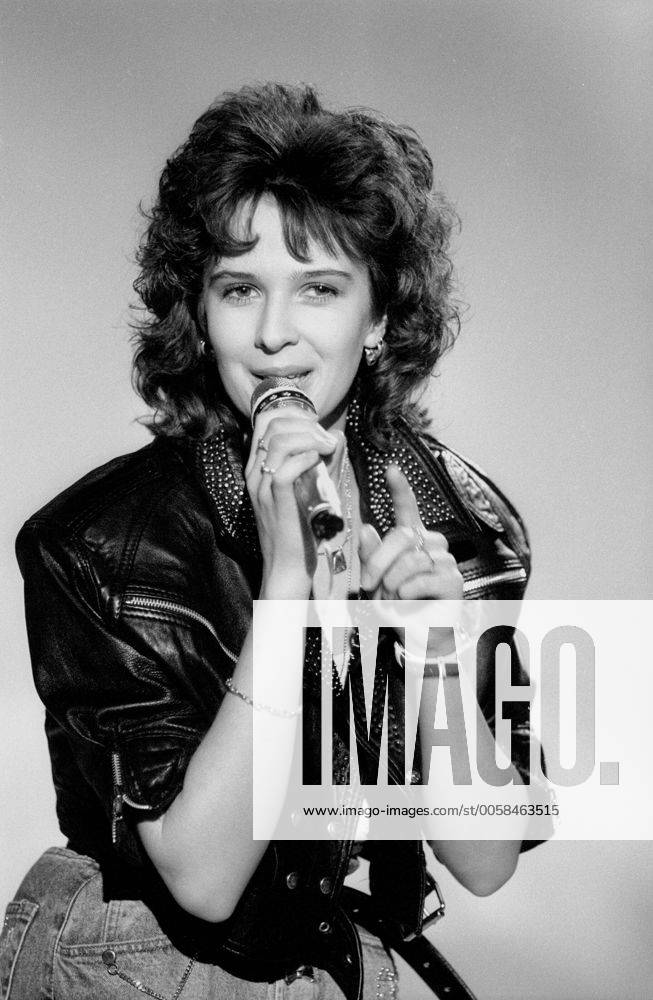 Andrea Jürgens (Schlagersängerin) 01 90 re Andrea Jürgens im Januar 1990 in der Hitparade , ZDF Andrea Jürgens (Schlagersängerin) 01 90 re Andrea Jürgens im Januar 1990 in der Hitparade , ZDF