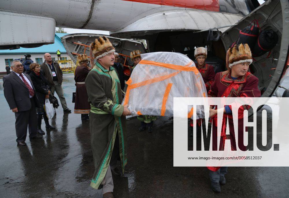 ITAR-TASS: GORNO-ALTAYSK, RUSSIA. SEPTEMBER 25, 2012. Men wearing Altai ...