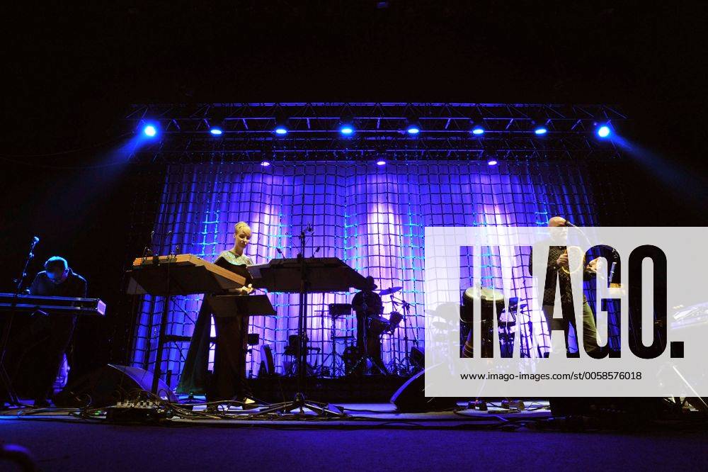 Musicians, Singers And Composers Lisa Gerrard (left) And Brendan Perry ...