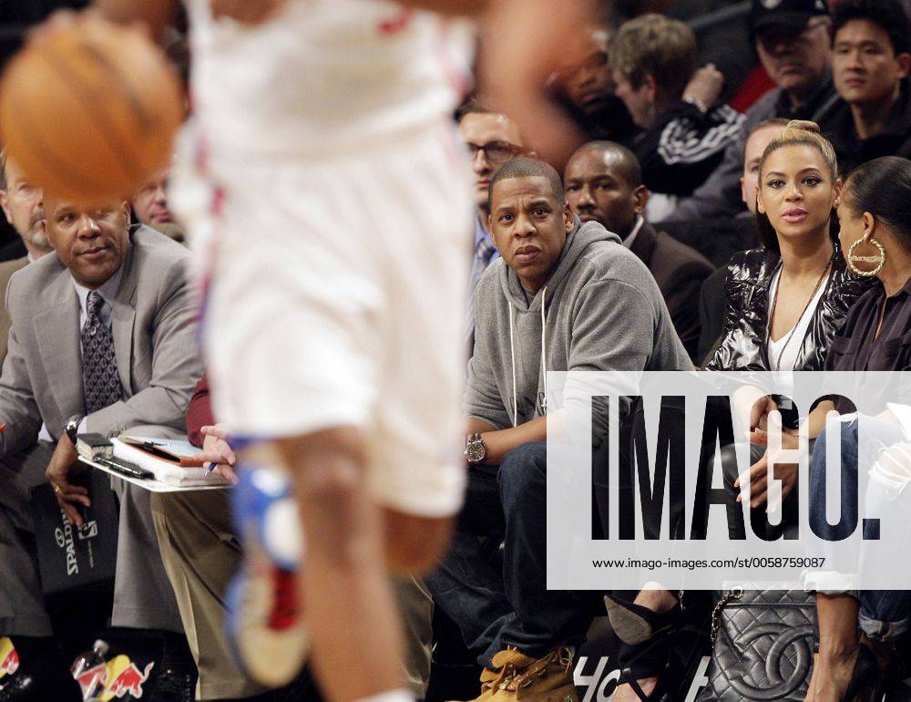 Jay-Z and Beyonce watch the Los Angeles Clippers play the Brooklyn Nets ...