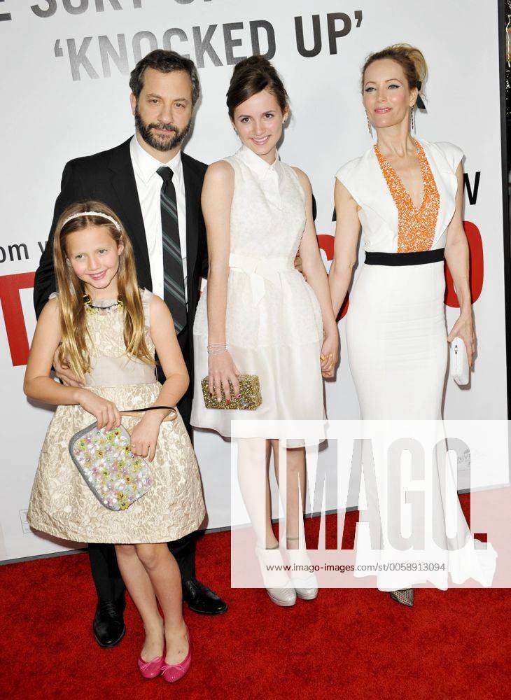 Leslie Mann, husband Judd Apatow, daughters Iris & Maude THIS IS 40 FILM  PREMIERE Hollywood xUK