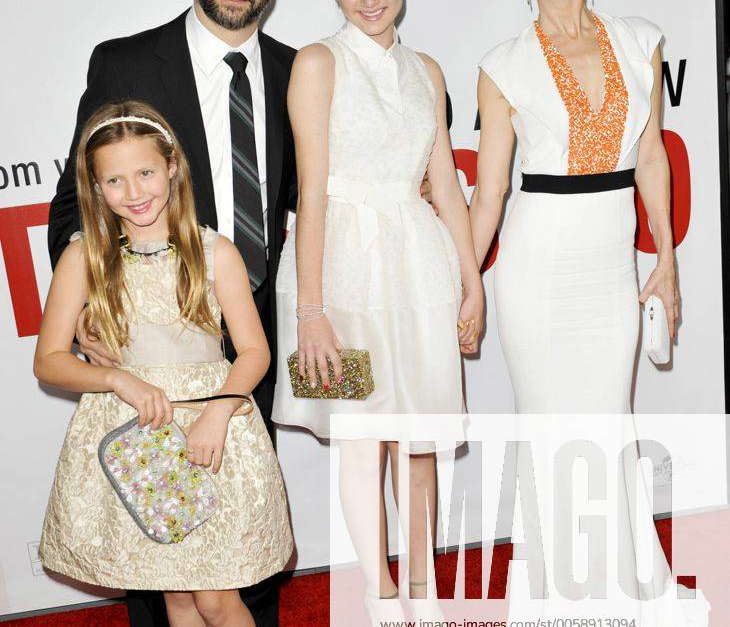 Leslie Mann, husband Judd Apatow, daughters Iris & Maude THIS IS 40 FILM  PREMIERE Hollywood xUK