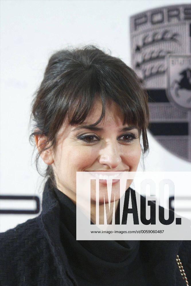 Penelope Cruz PENELOPE CRUZ AT PREMIERE OF VOLVER A NACER NO