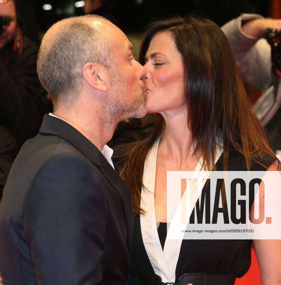Fredrik Bond and his wife share a kiss on the red carpet for the film The