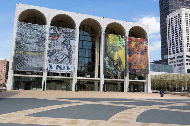 Met Opera Ring Machine USA, New York, NY: Metropolitan Opera, Banner an der Fassade werben für ...