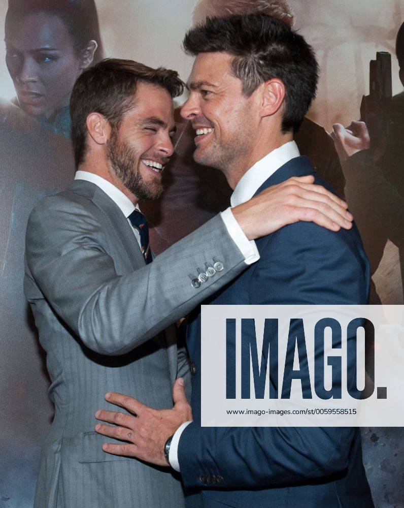 130423) -- SYDNEY, April 23, 2013 (Xinhua) -- Actor Karl Urban (R) and Chris  Pine embrace