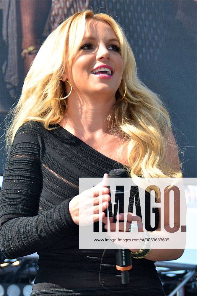 Britney Spears Bei Ihrem Auftritt Beim 102 7 Kiis Fm S Wango Tango 2013