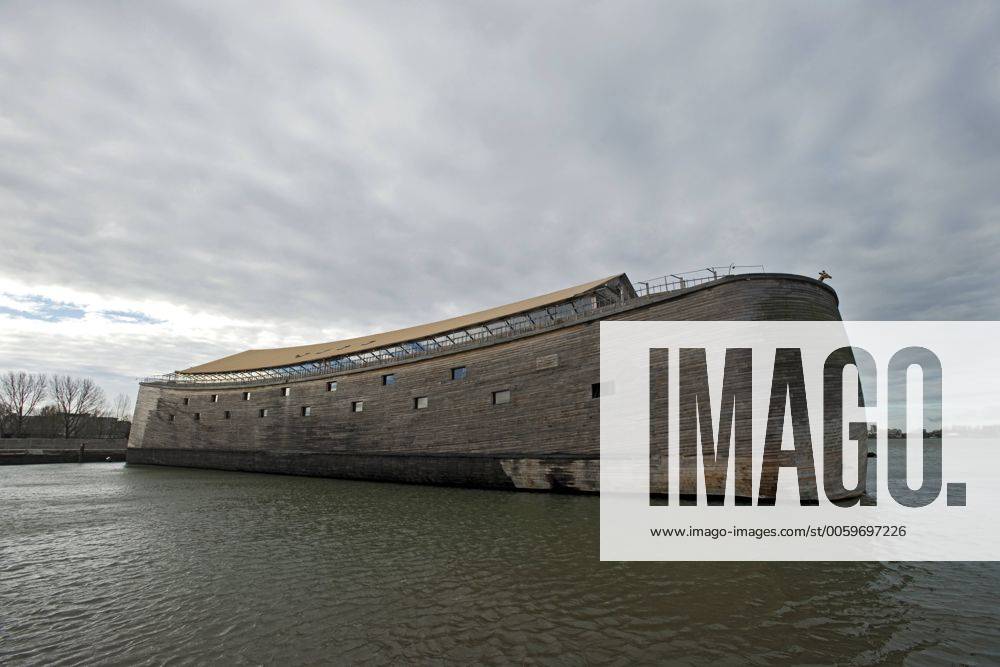 Die neuerbaute Arche Noah im Hafen von Dordrecht Niederlande am