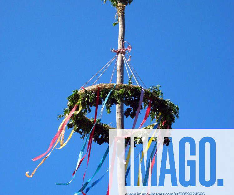 Maifest mit Maibaum, Deutschland, Nordrhein-Westfalen, Ruhrgebiet, Wetter an der Ruhr may festival
