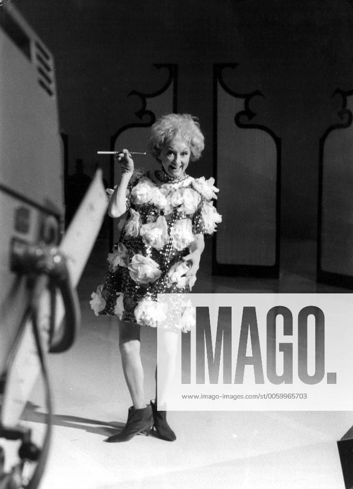 American Comedienne Phyllis Diller In Typical Wacky Pose Unitedarchives