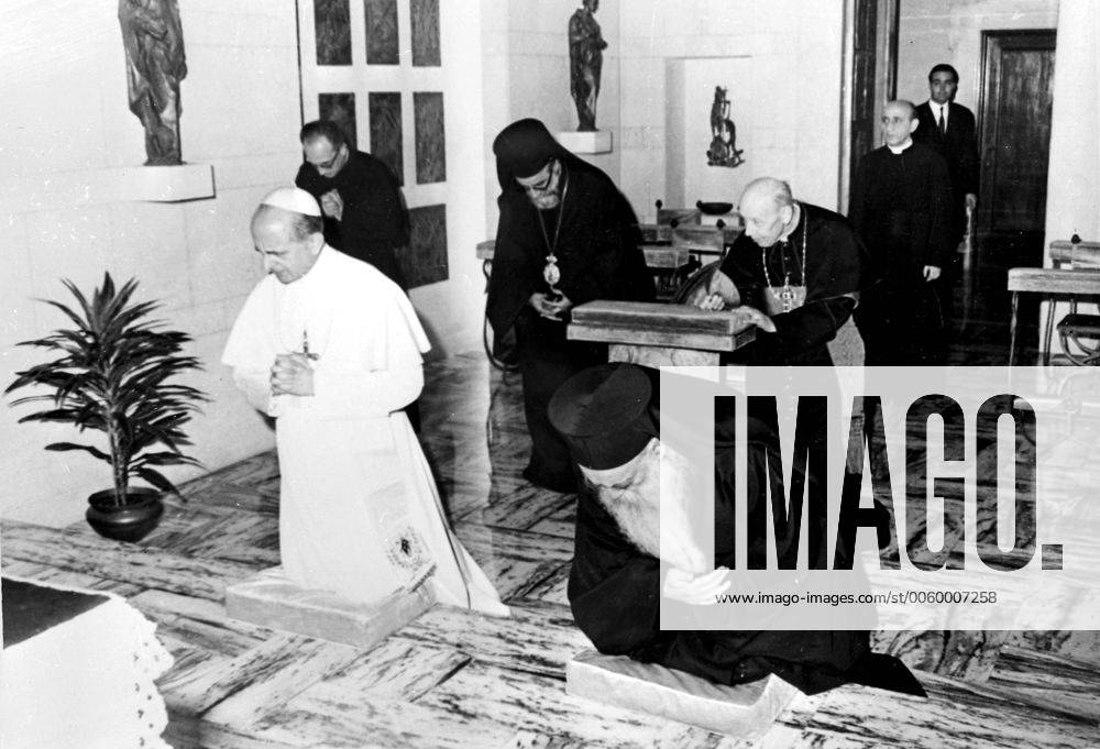 Vatican City Pope Paul Vi And Orthodox Patriarch Athenagoras Pray In The Pontiff S Private Chapel 4723