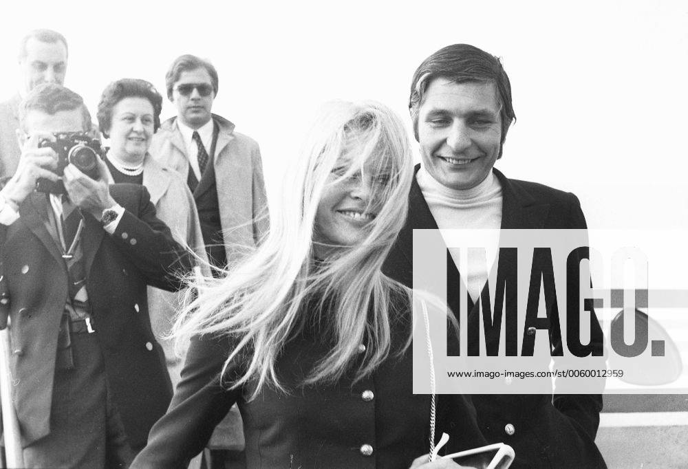 Brigitte Bardot With Her Husband German Millionaire Playboy Gunther Sachs At Rome Airport 5th 1759