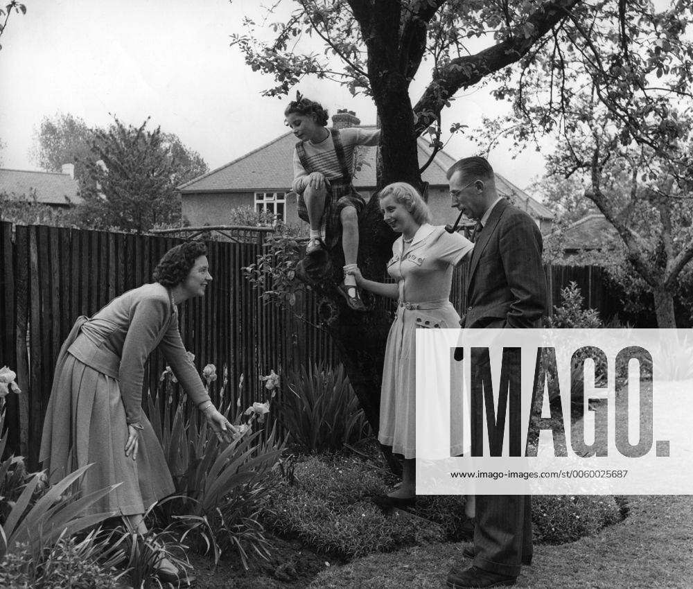 Mr and Mrs Suburbia 1950 Godfrey Winn visits Firgrove New Malden ...