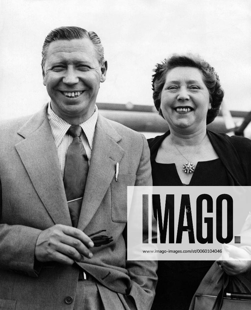 George Formby and his wife , Beryl , board a BOAC Comet at London ...