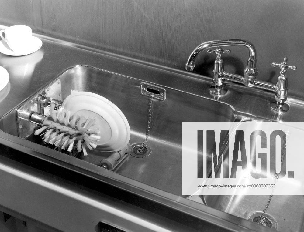 Automatic plate washer in sink setting. 24 November 1949, Haushalt