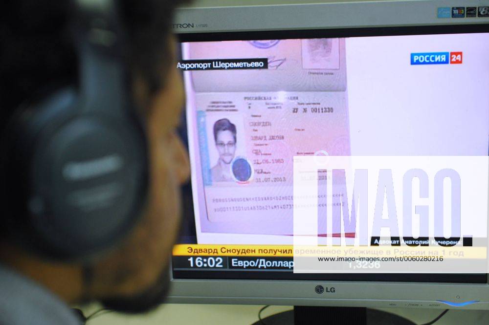 ITARTASS MOSCOW, RUSSIA. AUGUST 1, 2013. A young man browses the for news on CIA leaker