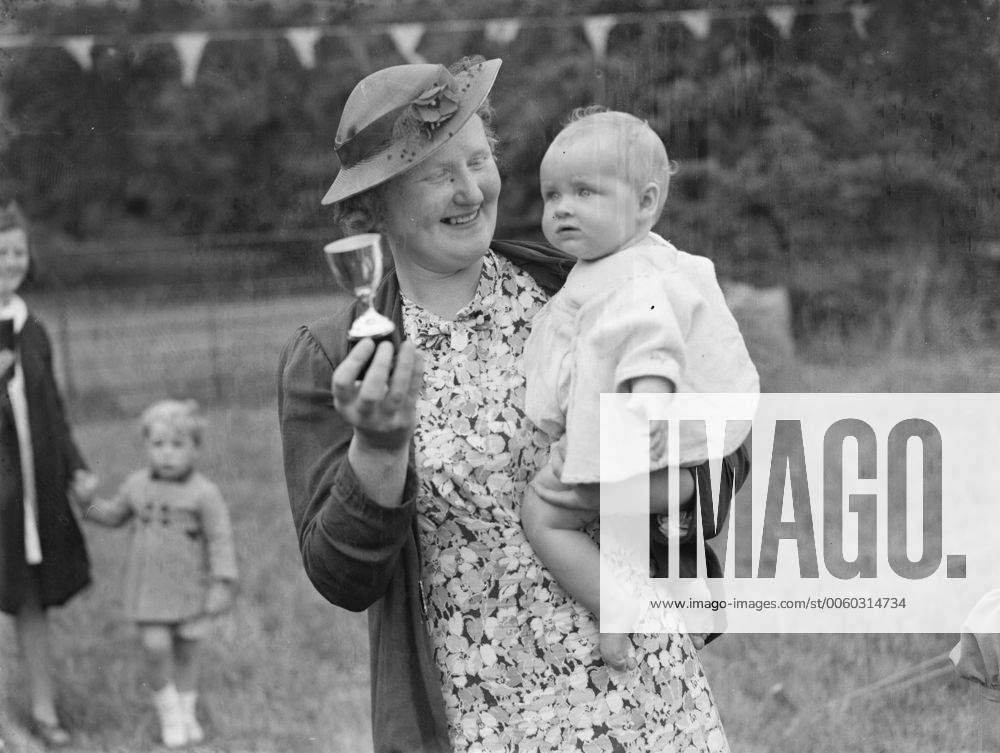 Mrs Hunt and her daughter , Joan Hunt , winners of the baby show