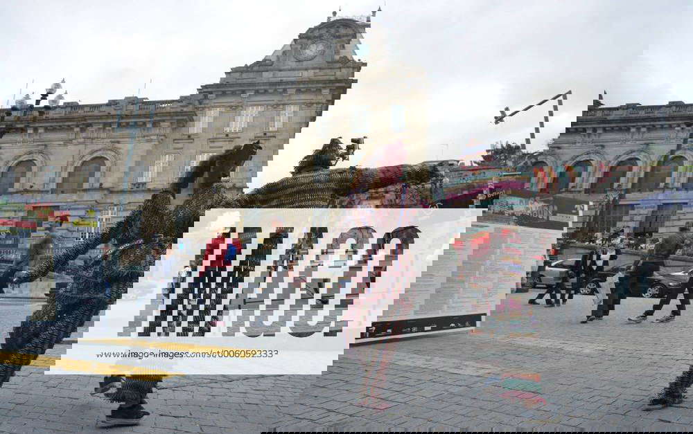 Porto 10.12.2013 Puppets, clowns and acrobats loose in downtown Porto