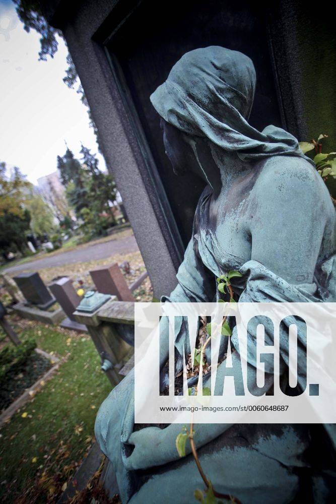 Gräber auf dem Stuttgarter Pragfriedhof kurz vor Allerheiligen Die