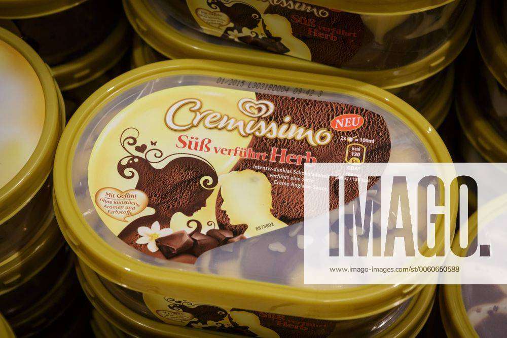 Langnese-Eis, Cremissimo, in verführt Süß einem Edeka Kühlregal, Supermarkt: Kültheke