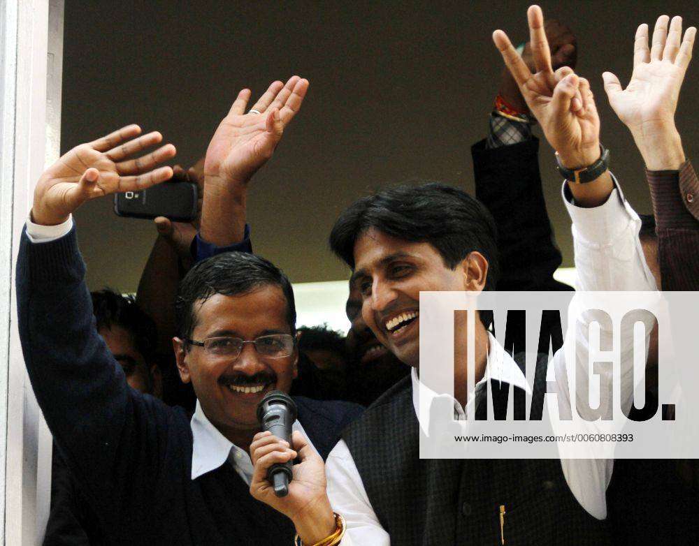 Aam Aadmi Party Leader Arvind Kejriwal L Front And His Party Colleagues Wave To The Crowd As