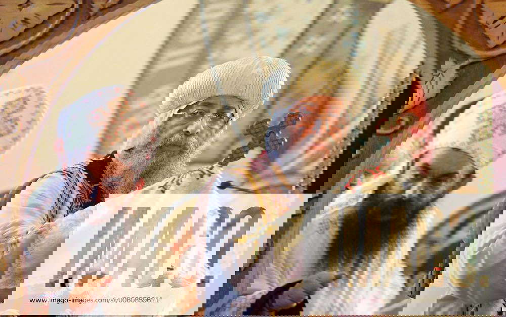 Das Oberhaupt der KoptischOrthodoxen Kirche, Papst Tawadros II. (re