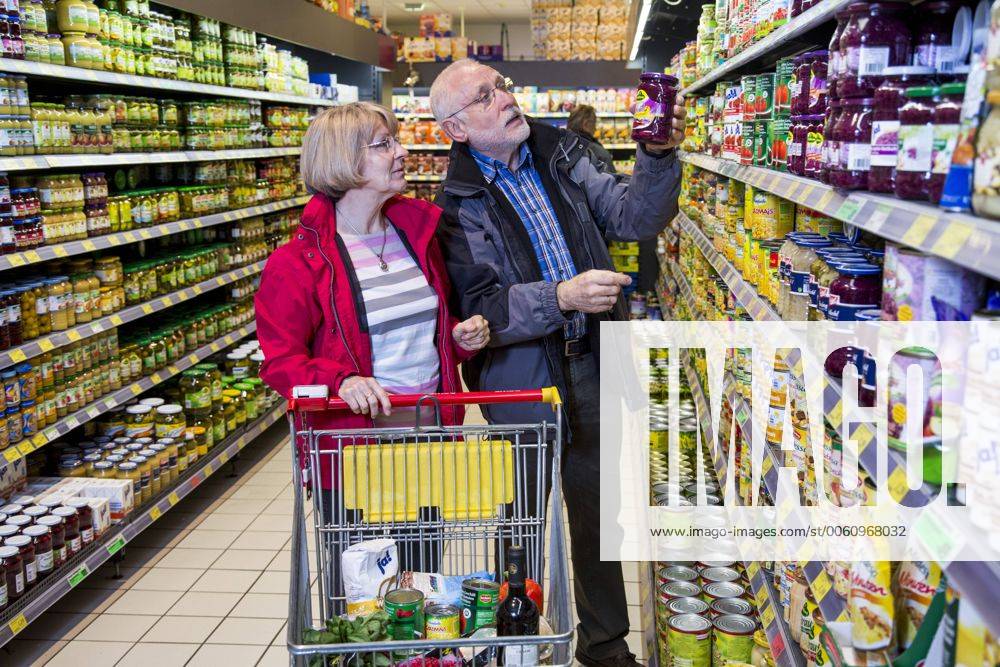 Supermarkt, Lebensmittel, älteres Seniorenpaar beim einkaufen.Gang mit ...