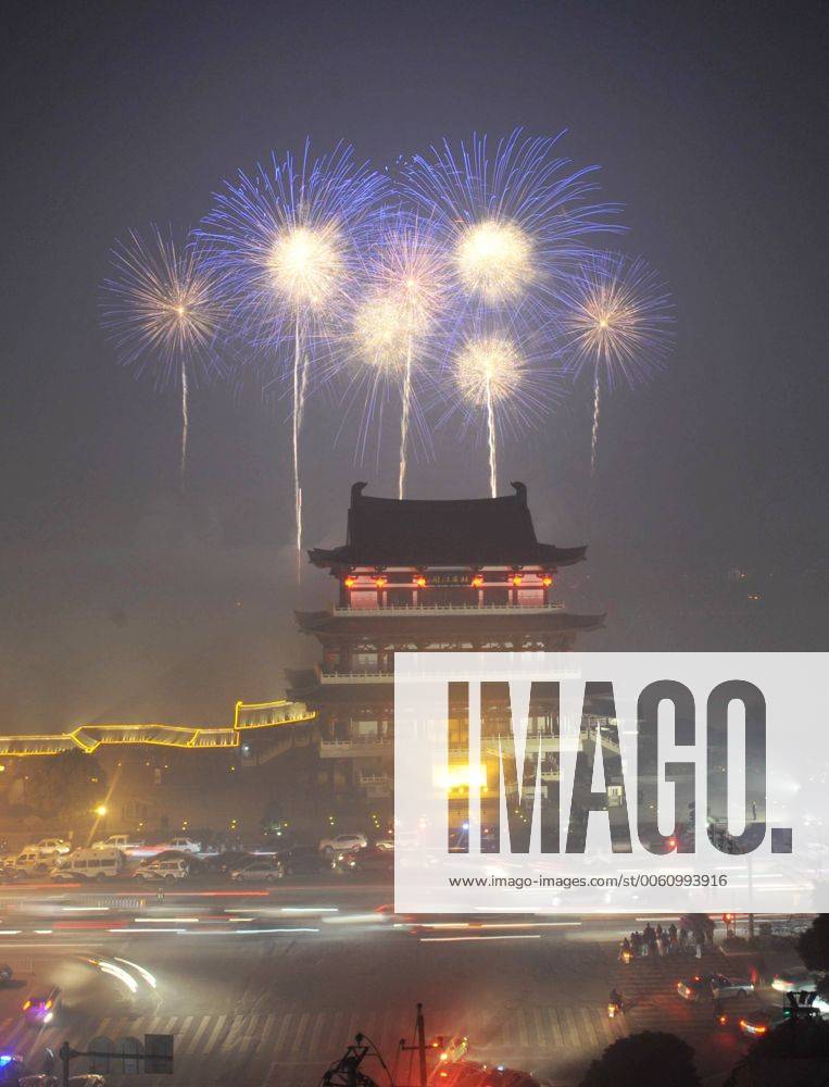 CHANGSHA, Jan. 30, 2014 (Xinhua) -- Fireworks light up the sky to ...