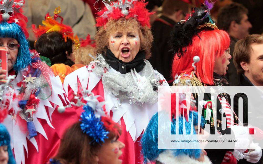 Weiberfastnacht im Kölner Karneval, Nordrhein Westfalen, Deutschland: bunt kostümierte Frauen