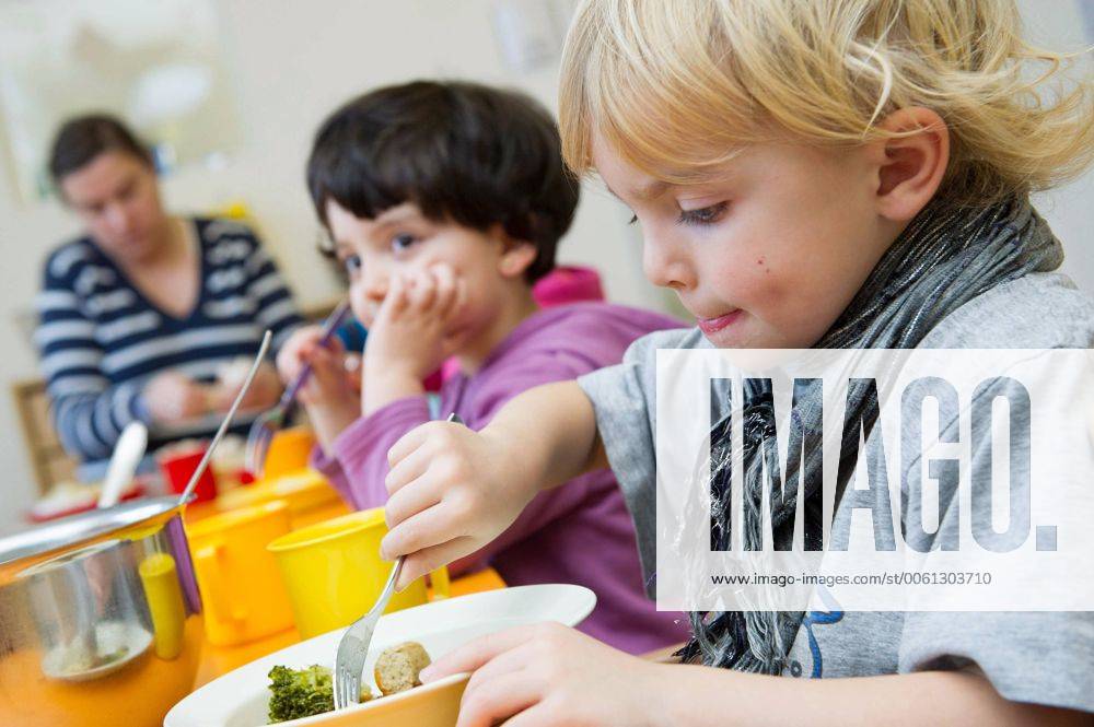 Mittagessen in einer integrativen Gruppe im Kindergarten der