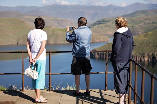 Lesotho, Touristen aus dem Nachbarland Suedafrika auf der Terrasse des ...