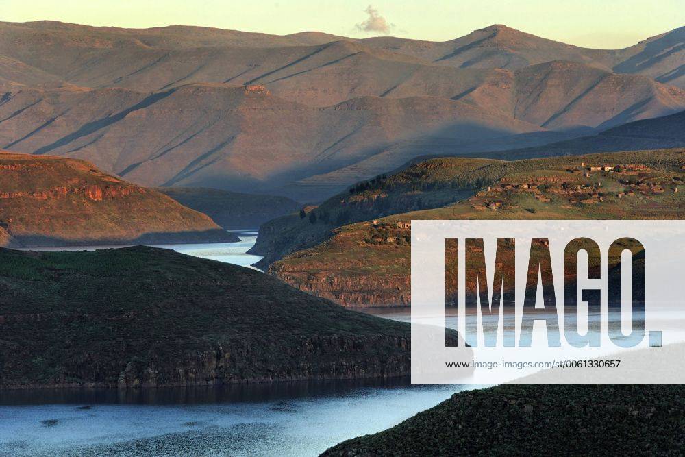 Lesotho, Sonnenaufgang am Katse Stausee, Blick von der Terrasse der ...