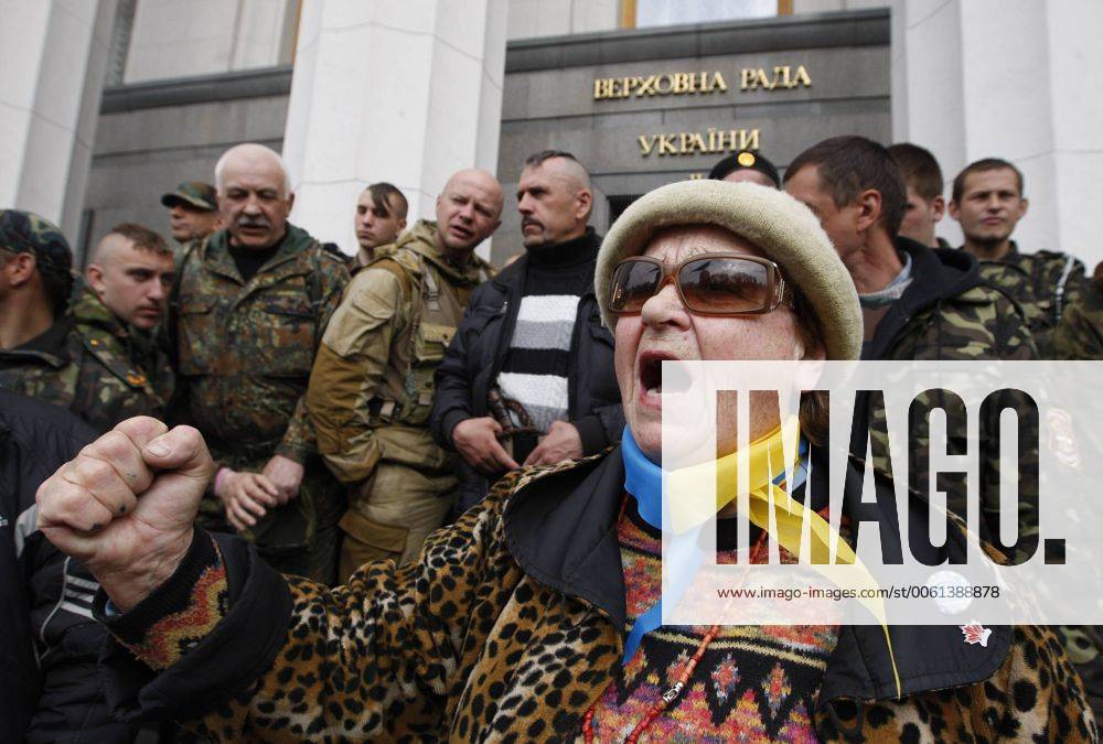 ITAR-TASS: KIEV, UKRAINE. APRIL 15, 2014. Members of Maidan self ...