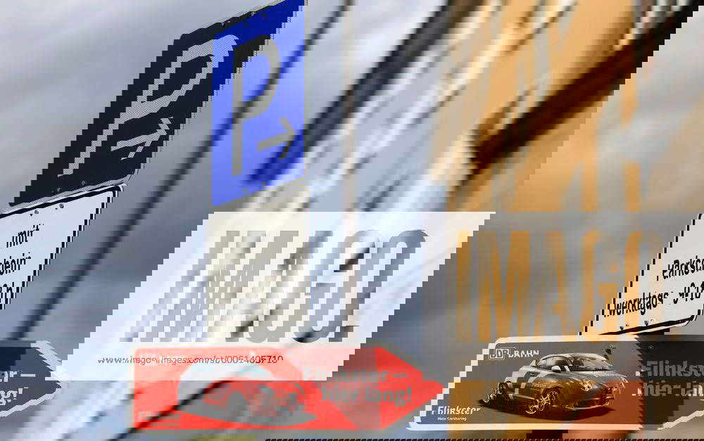 Wegweiser zu einem FlinksterFahrzeug in Köln. Flinkster ist das