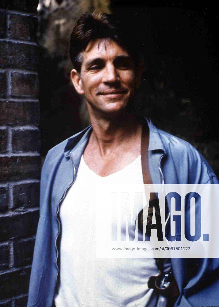 Eric Roberts Detective Walter D Arcangelo (Eric Roberts) ist hinter ...