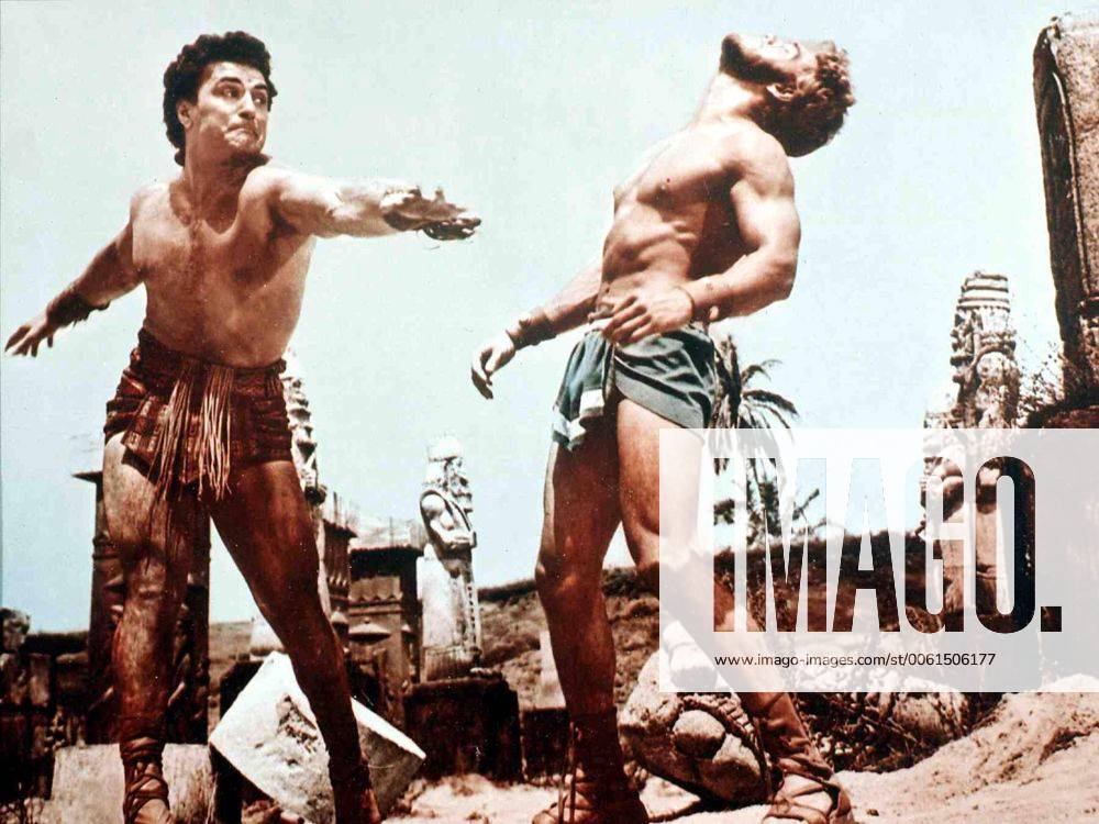 Kirk Morris, Richard Lloyd Hercules (Kirk Morris) steht Samson (Richard Lloyd) in einem blutigen